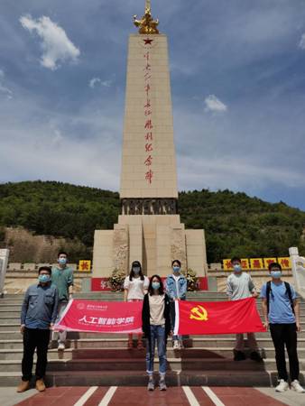 美加墨世界杯官网党支部在吴起中央红军长征胜利纪念碑前合影